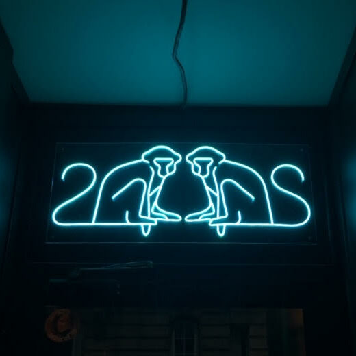 création logo bar et identité visuelle - photo logo neon - 2 singes bar quartier Pigalle à Paris - réalisé par CLEO STUDIO